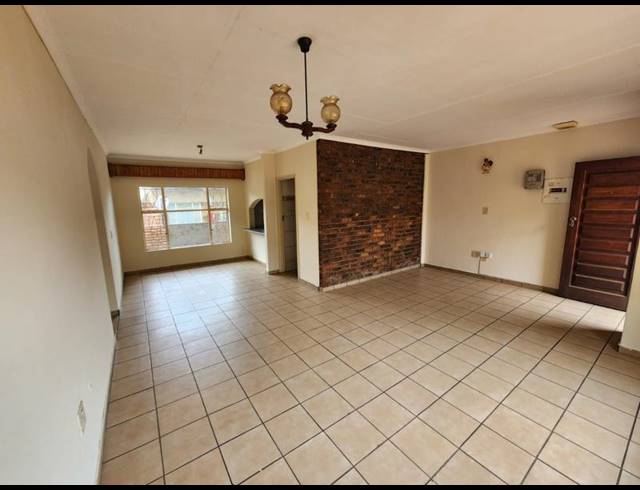 3 BEDROOM APARTMENT FOR SALE IN LYDENBURG